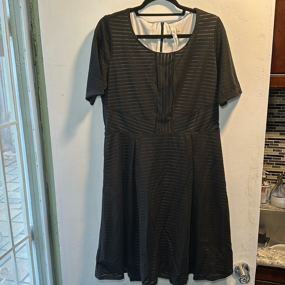 NY Collection black and white lined dress above the knee Size Large